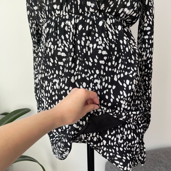 Women V neck long sleeve pleated dress
Size: S - Picture 5 of 7